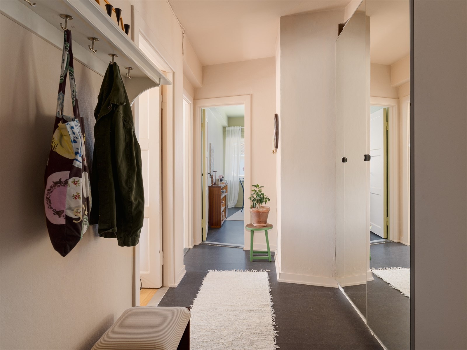 Velkommen inn! Første møte med boligen er en innbydende entre med praktisk garderobeskap med speilfronter og god plass til yttertøy. Galleribilde