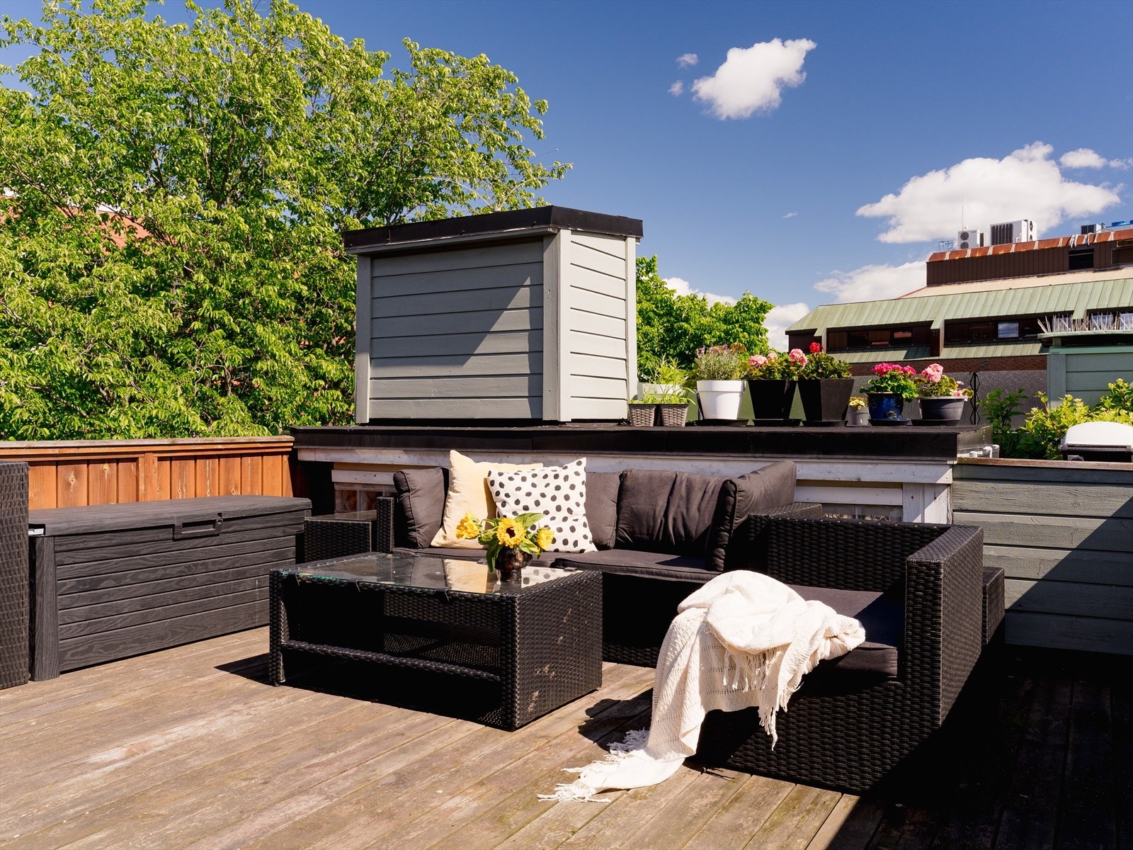 Kjenn solen varme, nyt utsikten og ta en pause fra hverdagen på takterrassen. Felles takterrasse med sittegruppe og grill for beboerne. Et perfekt sted for å samle gode venner og familie i sommerhalvåret. Galleribilde
