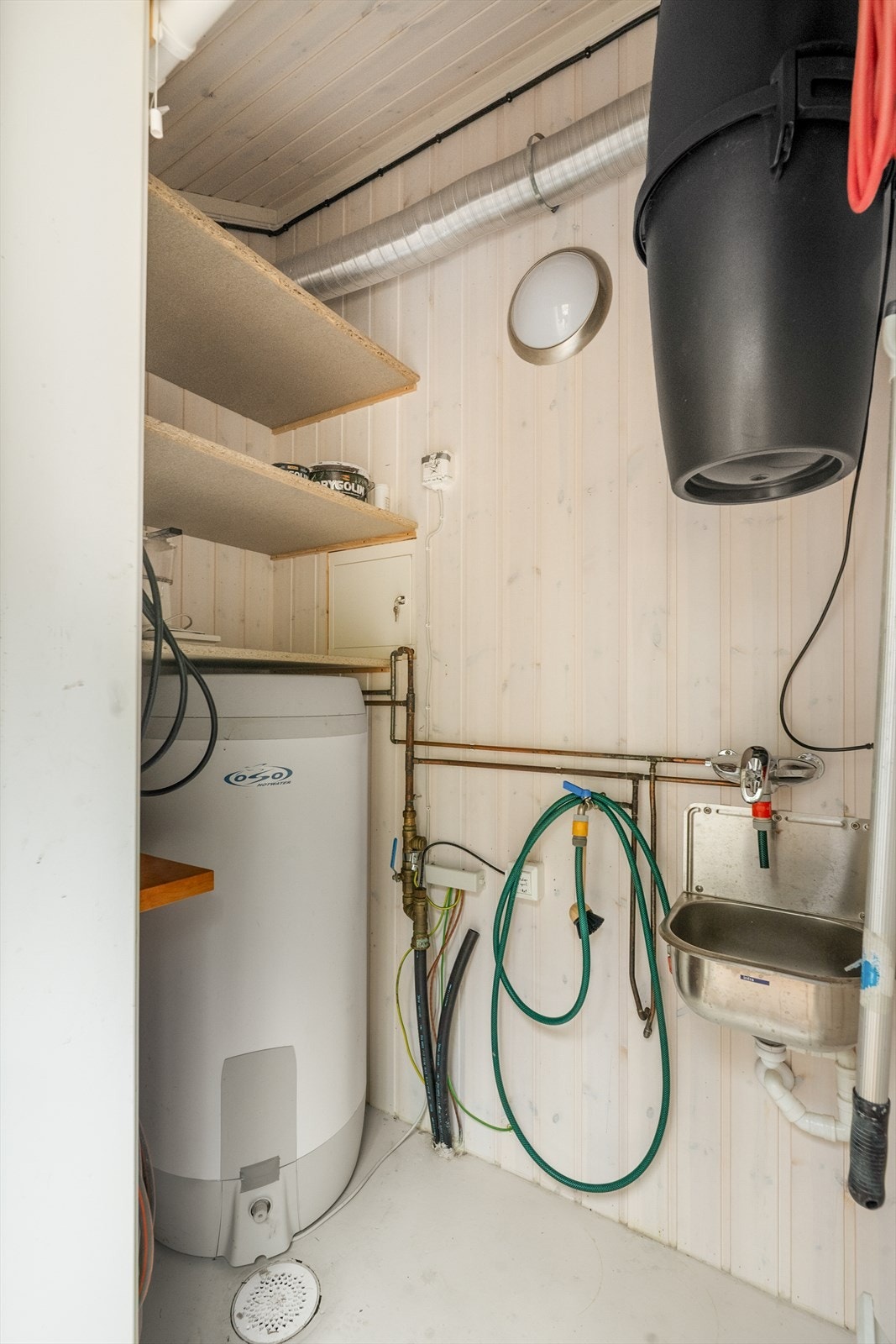 Utvendig bod/teknisk rom med varmtvannsbereder på ca. 200 liter, rør-i-rør-system og enhet for sentralstøvsuger. Galleribilde