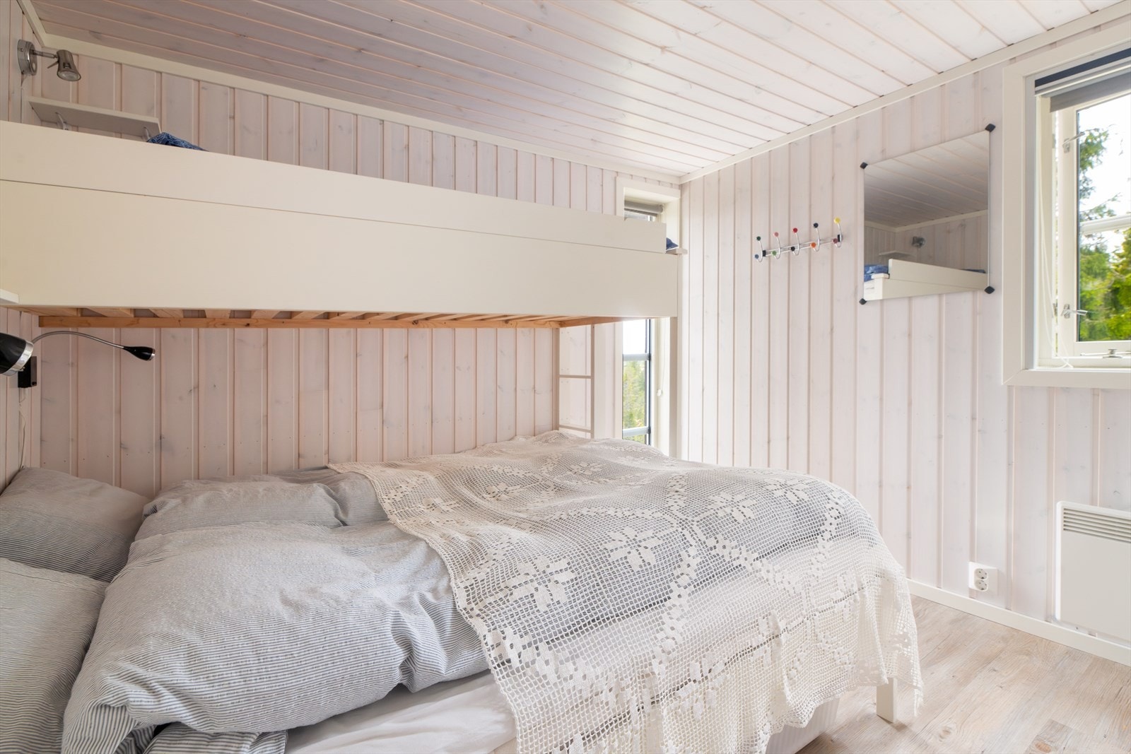 Hytta har tre soverom på hovedplan, alle med trepanel på vegger og himling i samme lyse tone som resten av hytta. Galleribilde