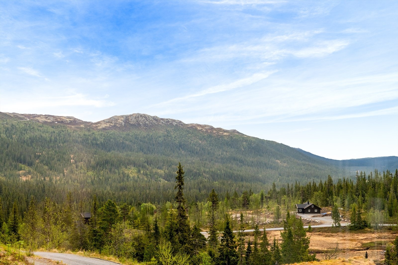 Fra terrassen er det vid utsikt over dalen og fjellene i området. Kort vei til høyfjellet, med turmuligheter til blant annet Numedalshovda og Lufsjå. Galleribilde