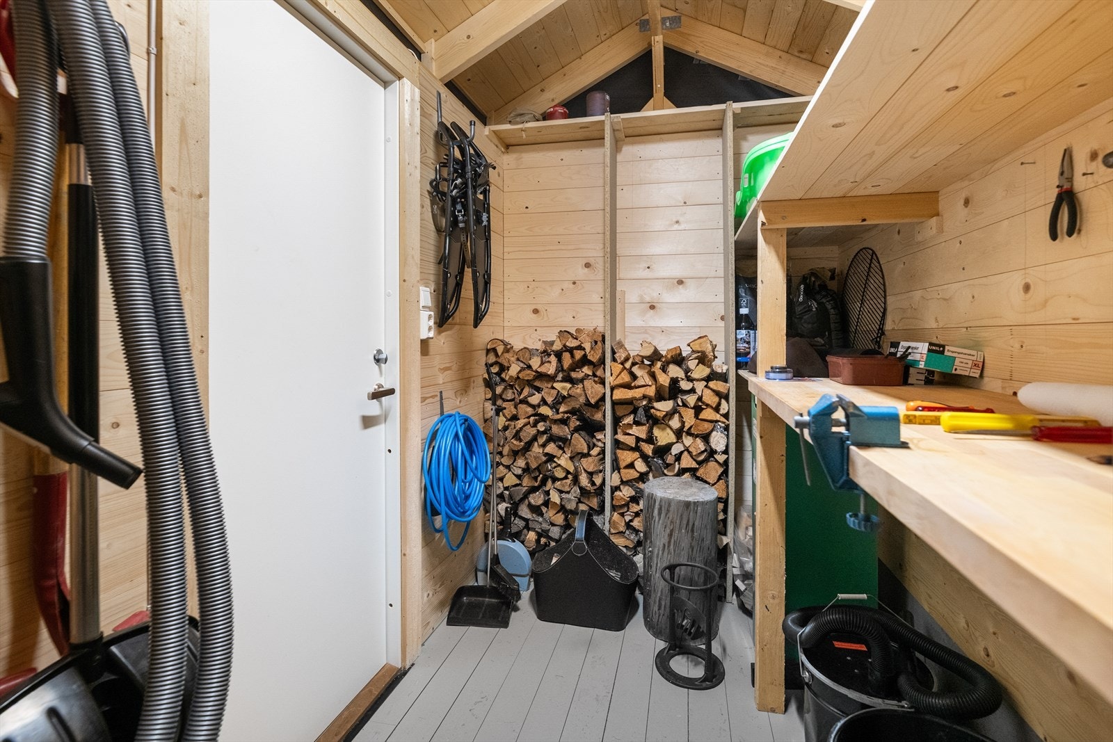 Frittstående bod på 5 m² med god plass til ved og utstyr. Galleribilde