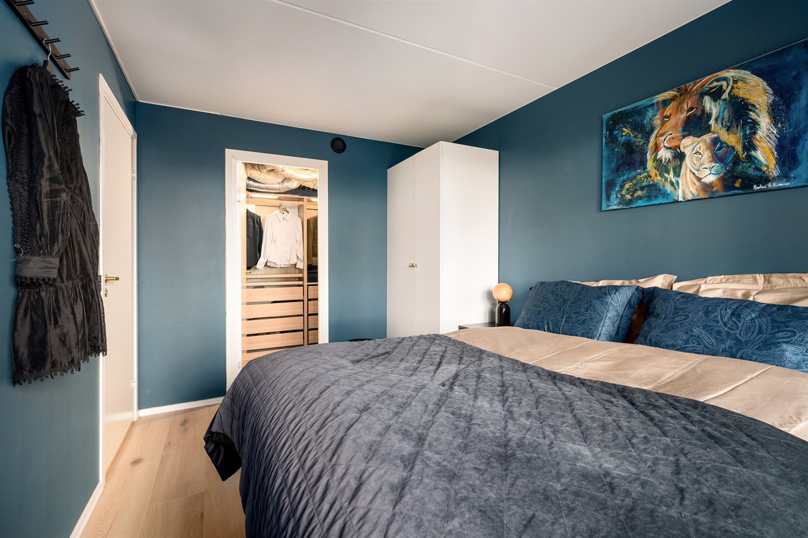 Fra soverommet er det direkte adkomst til en romslig "walk-in-closet" også kjent som alle boligeieres drøm! Galleribilde