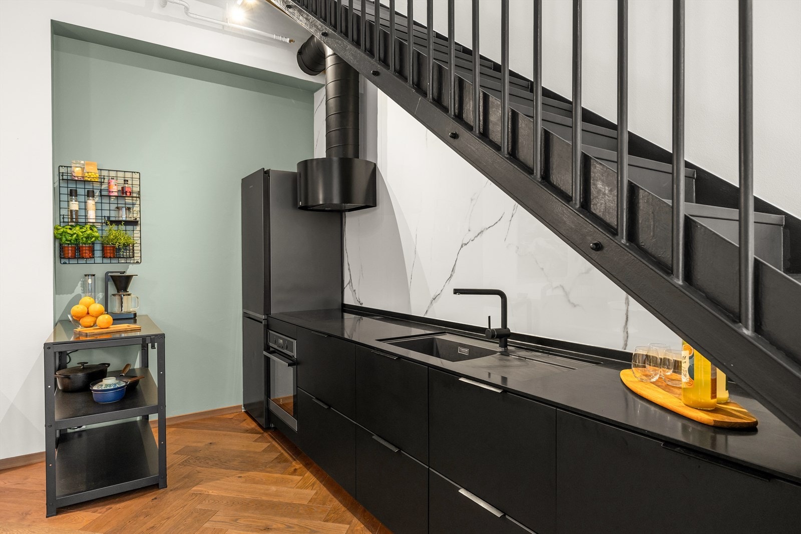 Stilig kjøkkeninnredning fra Ikea fra 2020 med glatte fronter og Corian benkeplate. Galleribilde