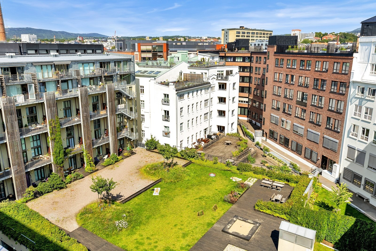 Fra fellesområdet er det utsyn til nærliggende bygninger og urbane omgivelser. Galleribilde