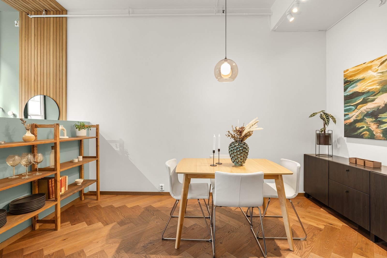 Gode innredningsmuligheter i spiseområde - Perfekt når man inviterer til sosiale sammenkomster. Galleribilde