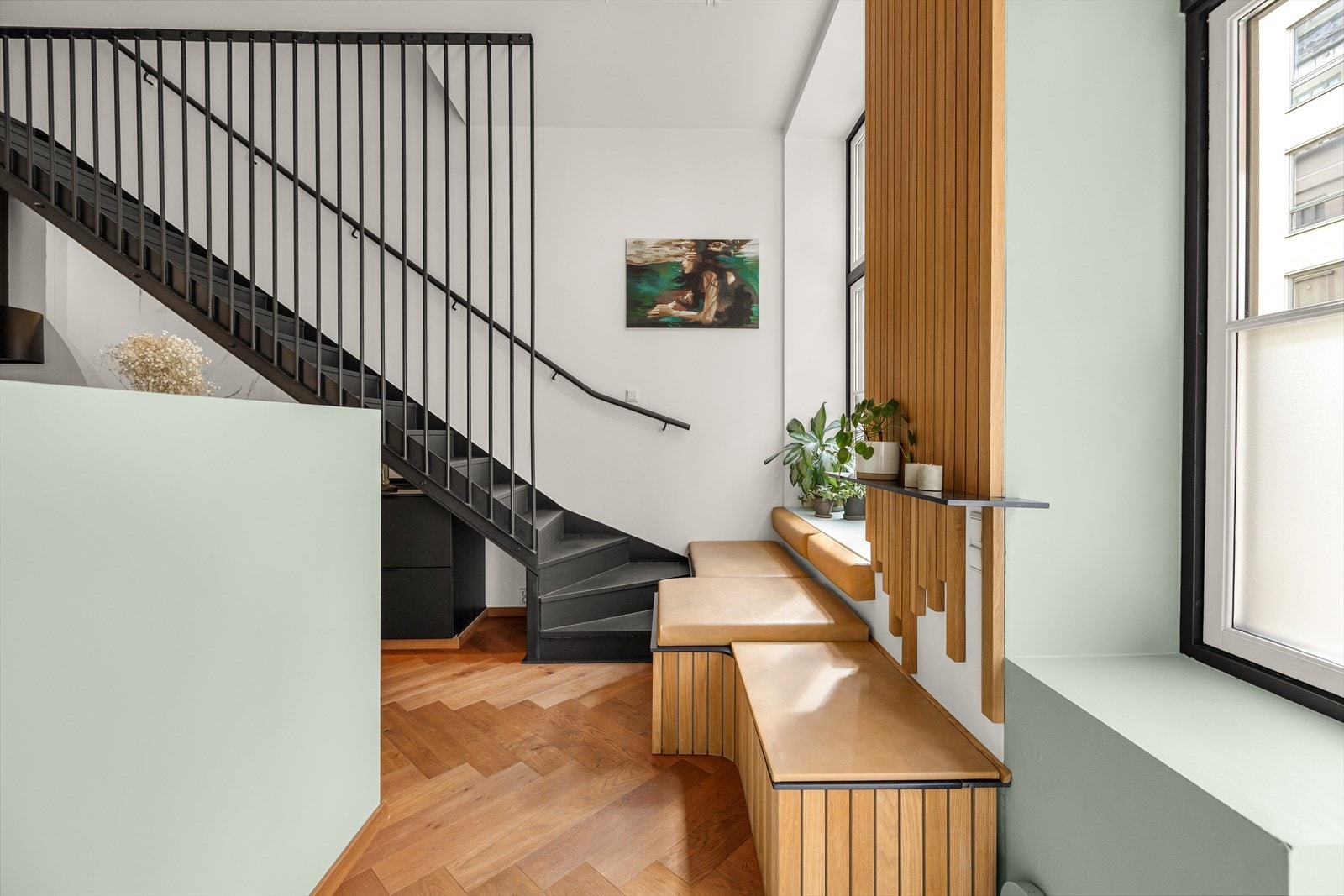 Velkommen inn! - Det første man ser en en stilig trapp med malte vanger og trinn og rekkverk av stål og glass. Galleribilde