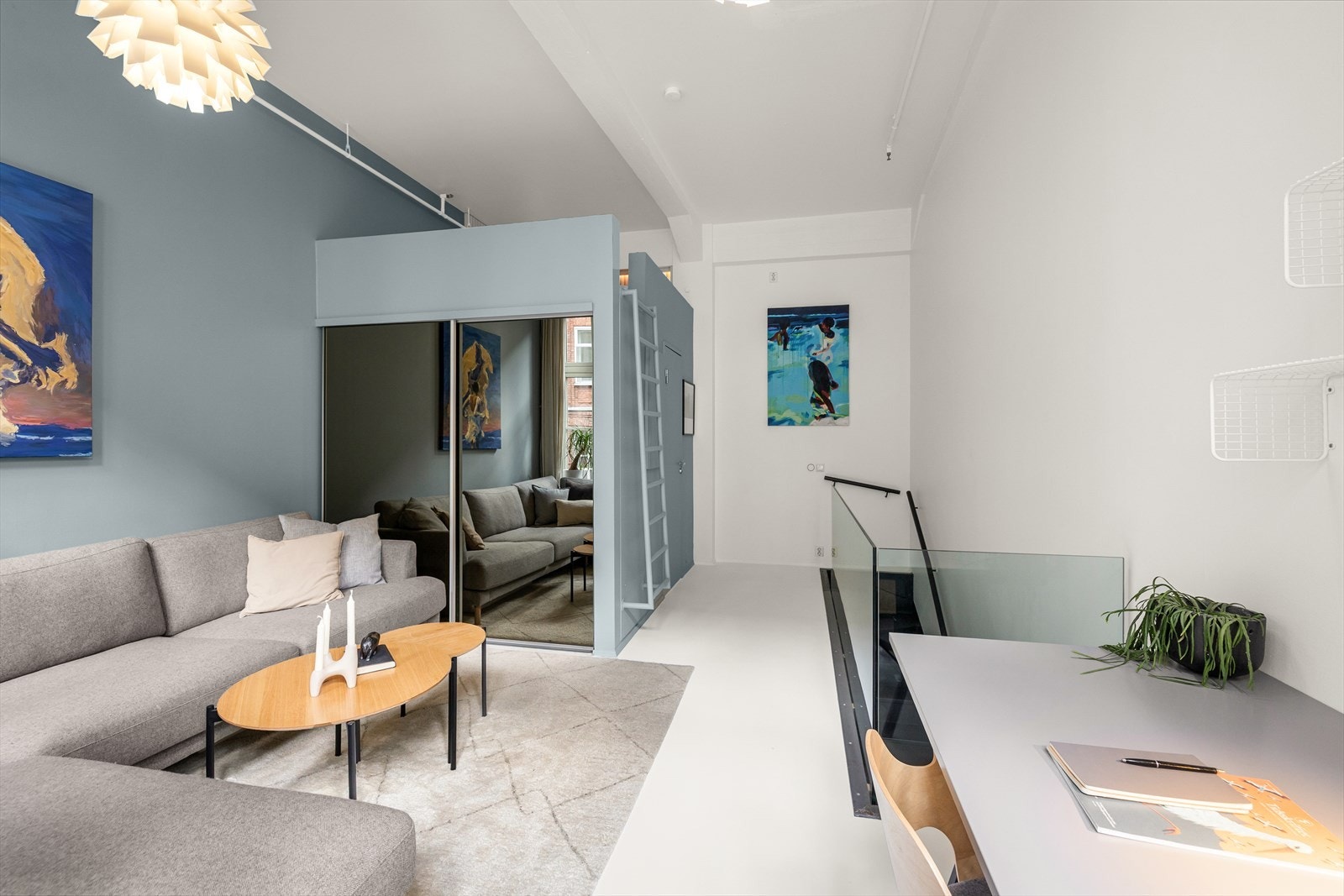 Skyvedørsgarderobe under hems gir rikelig med lagringsplass. Galleribilde