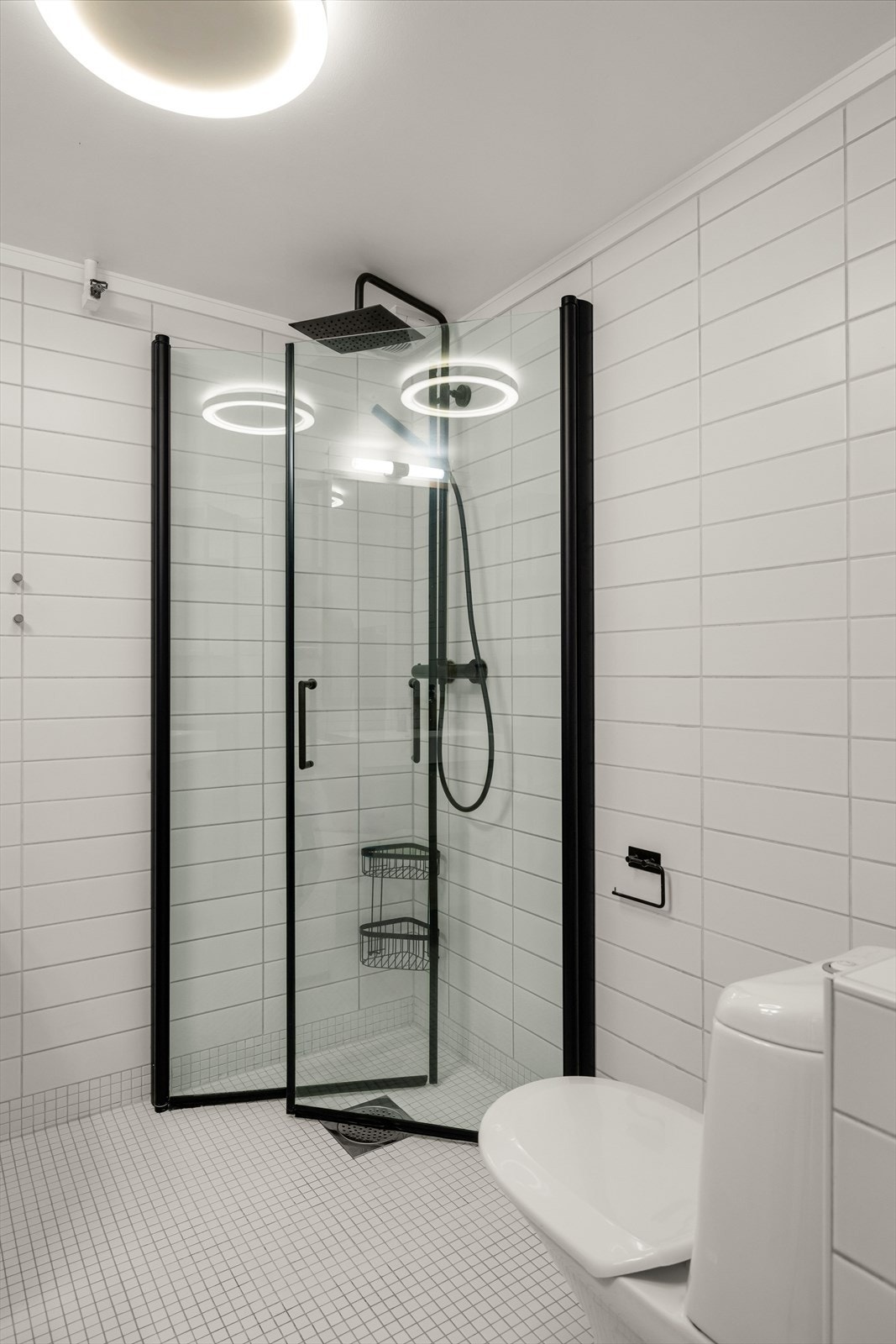 Dusjområdet er utstyrt med glassdører og mekanisk avtrekk for ventilasjon. Galleribilde