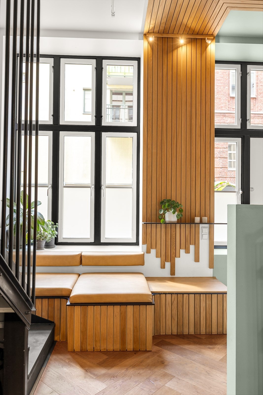 Tilpasset sitteplass med trepanel og moderne design. Galleribilde