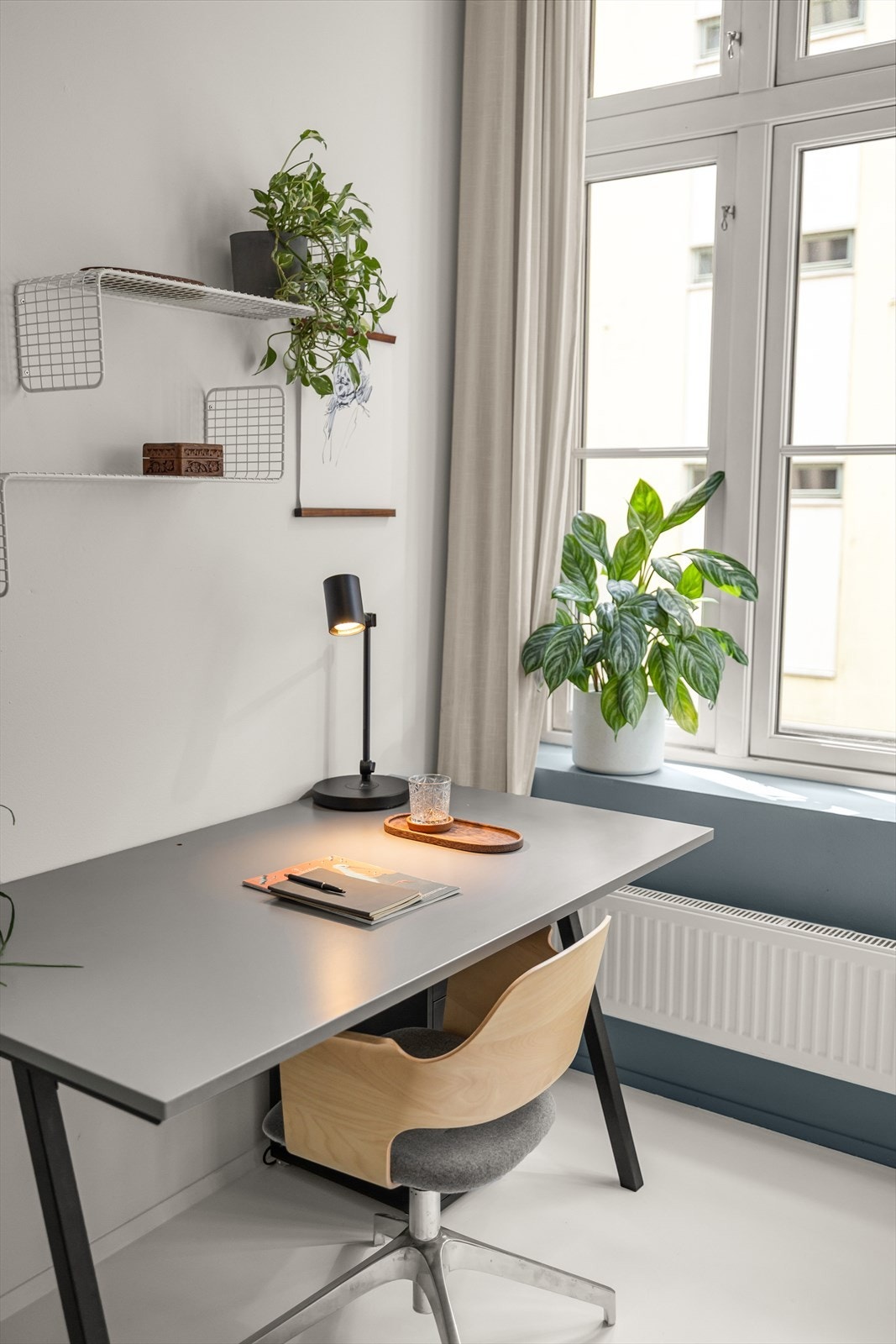 Stuen er innredet med en moderne sofagruppe og lysinnfall. Galleribilde
