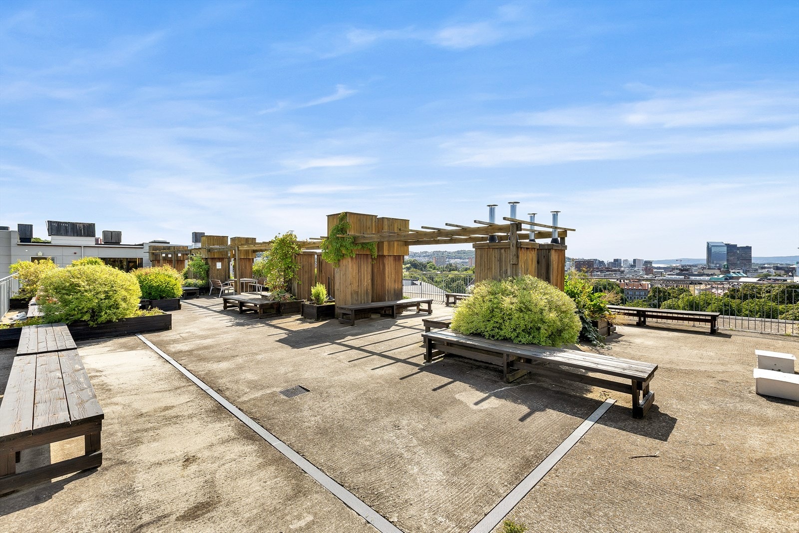 Takterrassen er utstyrt med sitteplasser og beplantning som skaper en trivelig atmosfære. Galleribilde