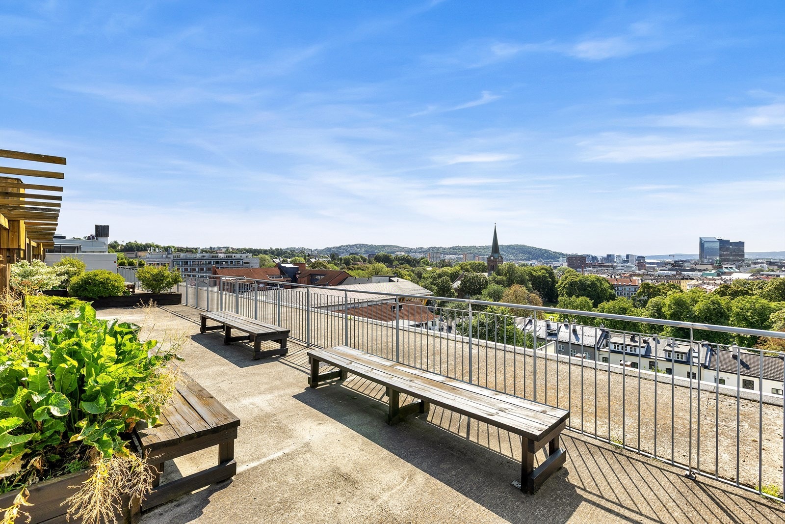Med leiligheten medfølger også tilgang til felles takterrasse med helt vill utsikt! Galleribilde