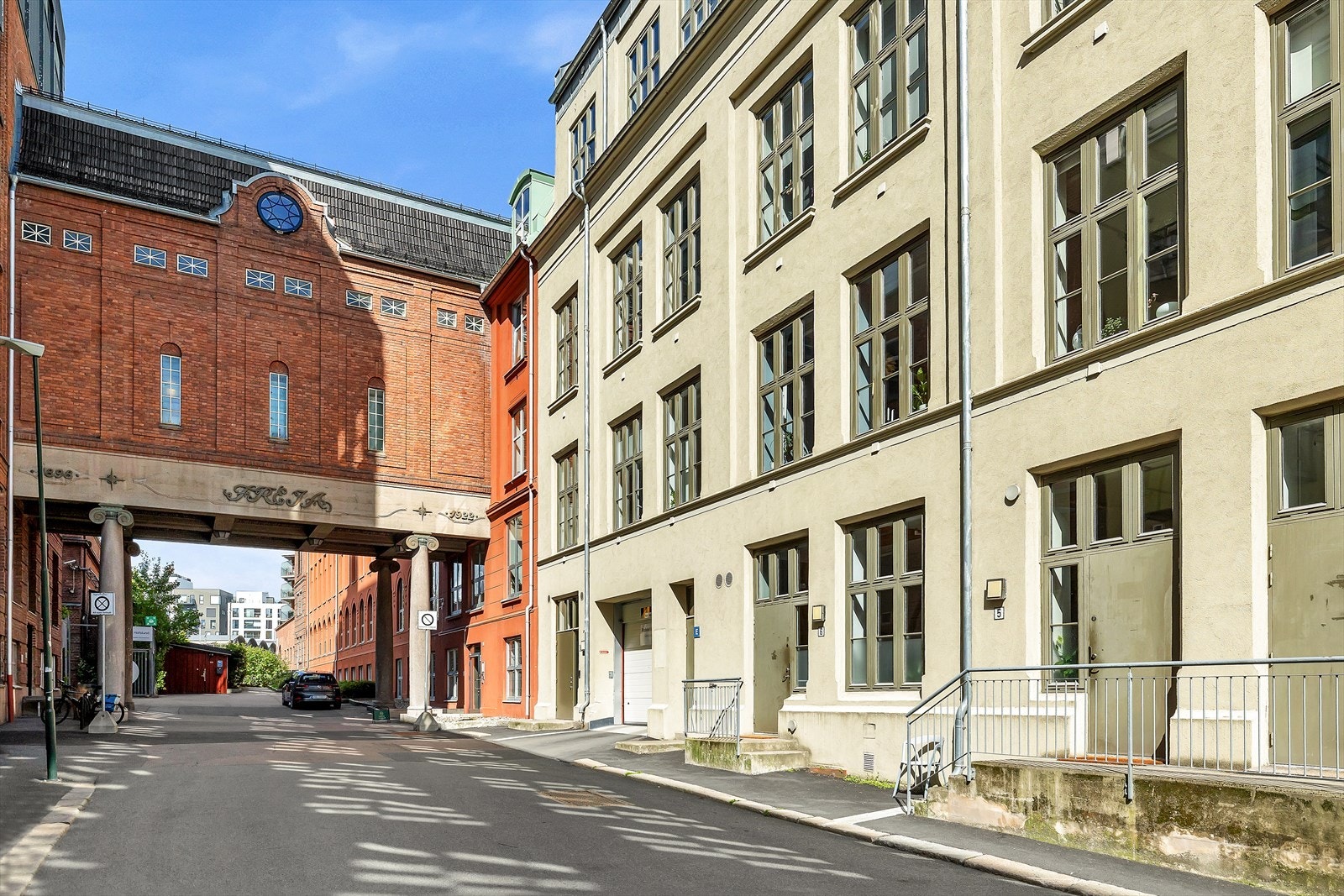 Eiendommen ligger i et område med gateparkering og nærhet til lokale fasiliteter. Galleribilde