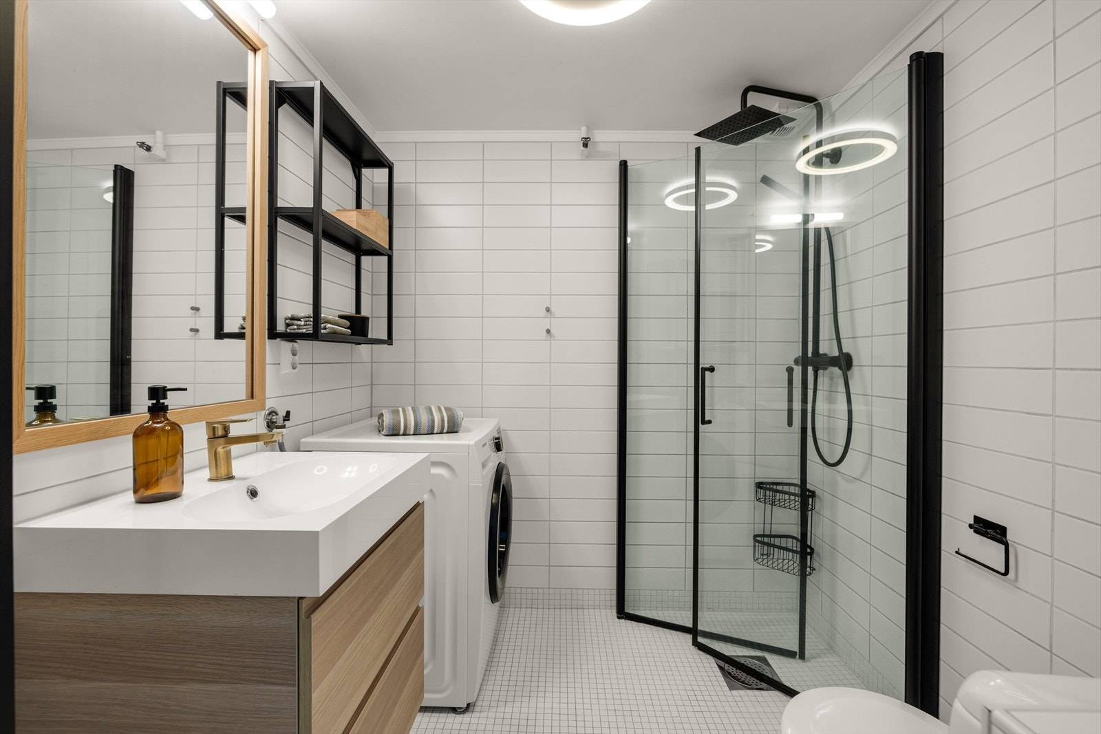 Badet har flislagte vegger og gulv, samt overflater oppgradert i 2020. Galleribilde
