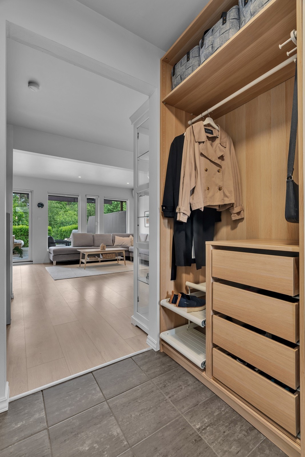 Inngangspartiet har plass til en god garderobe. Denne medfølger... Galleribilde