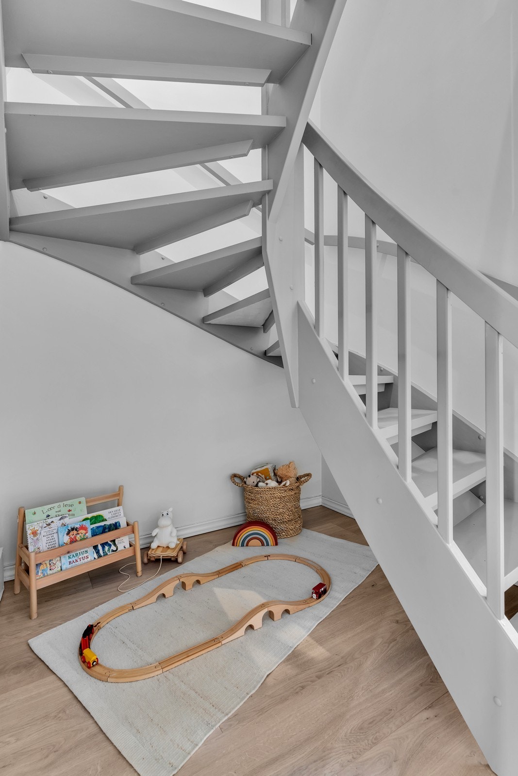 Koselig plass under trappa. Dette er en ideell plass for småbarnsfamilier... Galleribilde