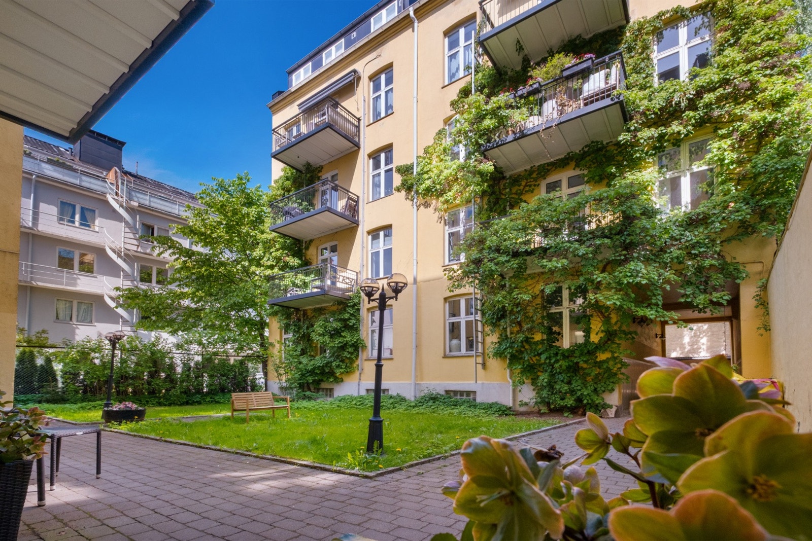 Pent opparbeidet bakgård med hageflekk Galleribilde