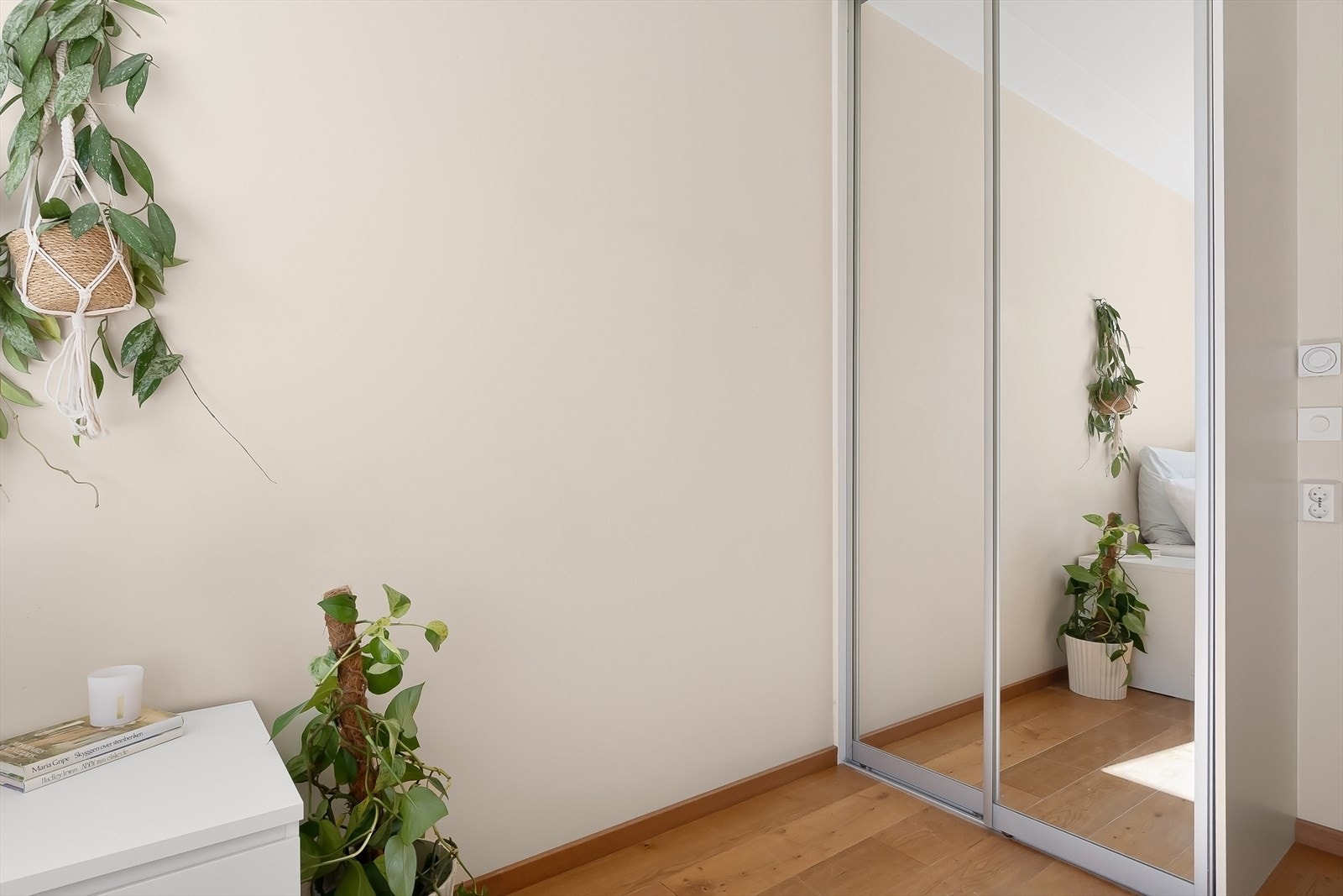 Praktisk skyvedørsgarderobe. Galleribilde