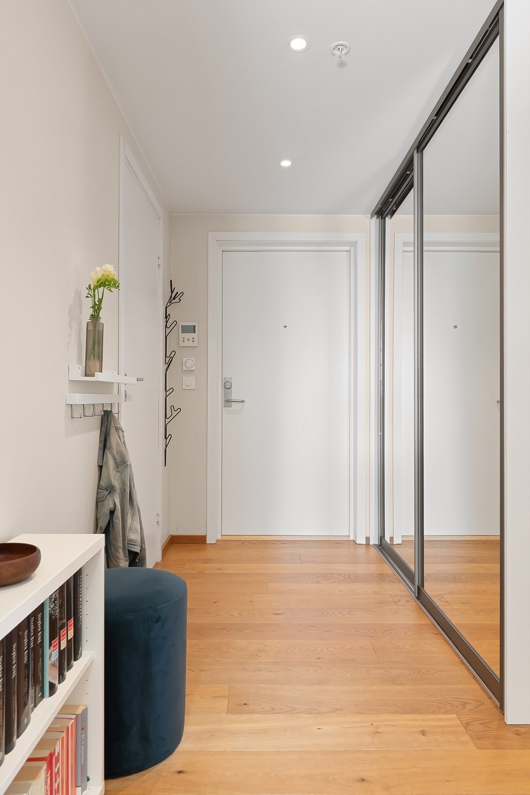 Praktisk skyvedørsgarderobe med god plass til yttertøy og oppbevaring. Galleribilde