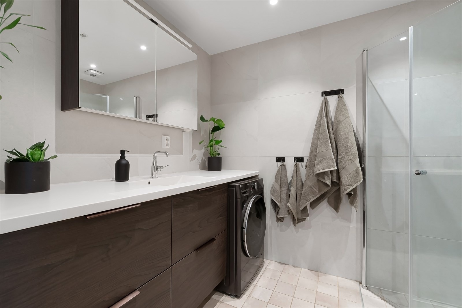 Moderne og delikat bad med gulvvarme. Galleribilde