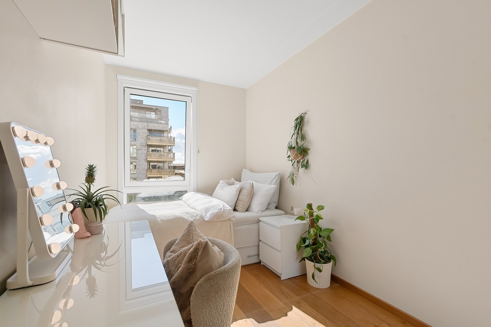 Det er god plass til seng, skrivebord og garderobeskap. Galleribilde
