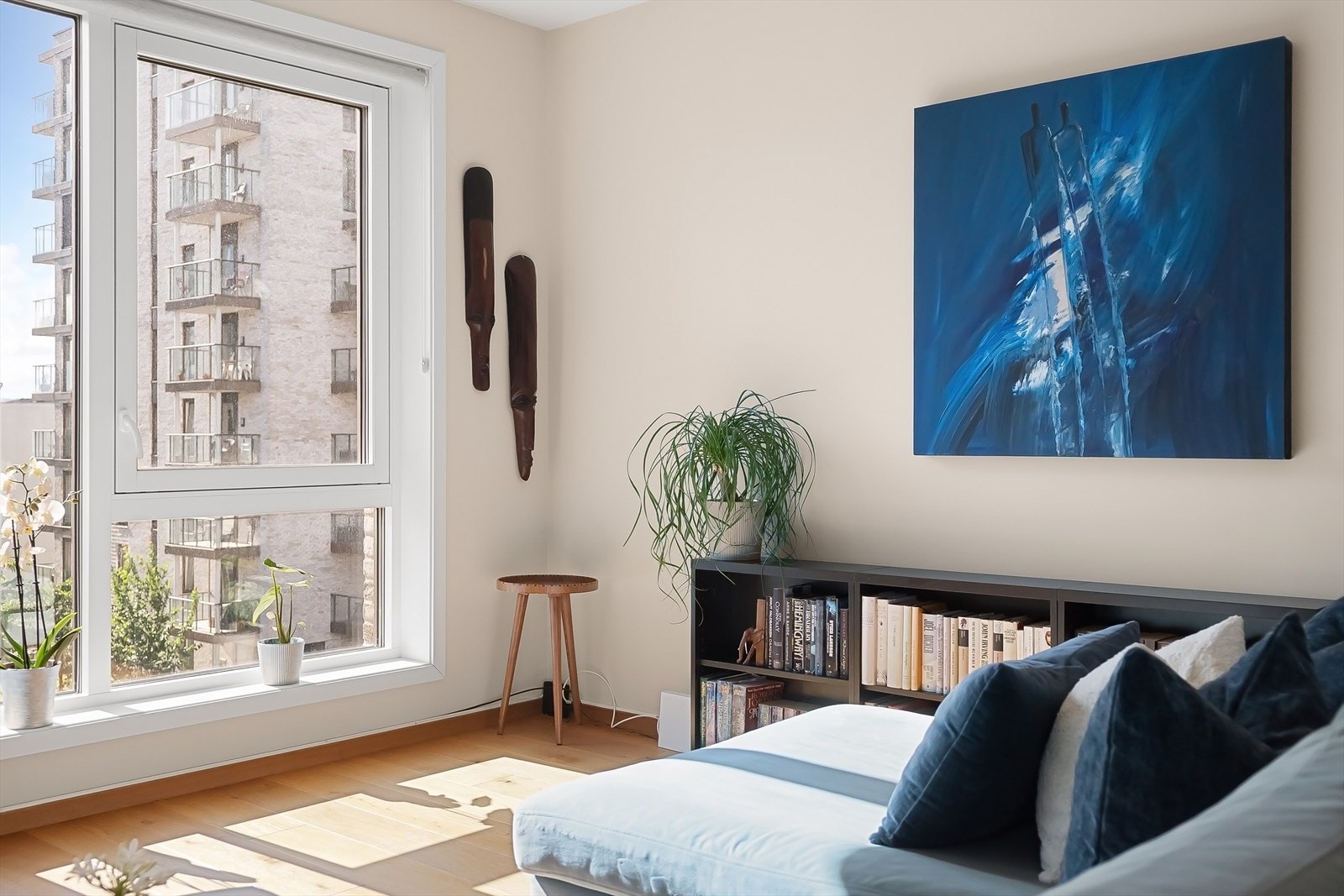 Det er god plass til sofagruppe, TV-møblement og spisebord. Galleribilde