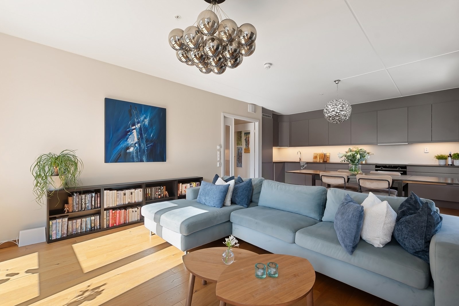 Den åpne planløsningen skaper en luftig og sosial atmosfære, med god plass til både hverdagsliv og hyggelige sammenkomster. Galleribilde