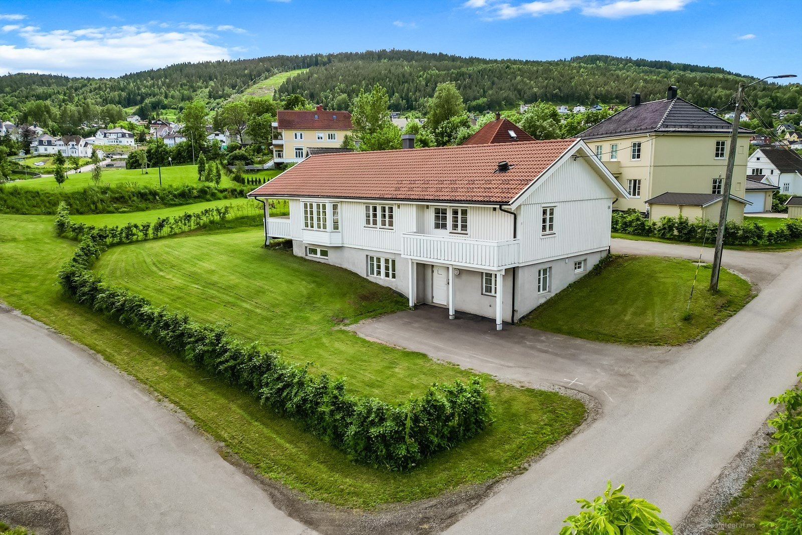 Gustav Waal og Eiendomsmegler 1 Dahl Drammen ønsker Velkommen til Smithestrømsveien 45! Foto: Knipzet Galleribilde
