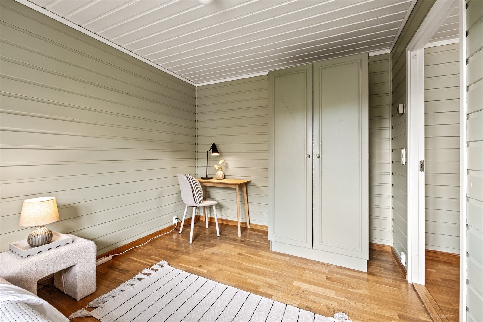 Det andre soverommet i hovedetasjen med garderobeskap. Galleribilde