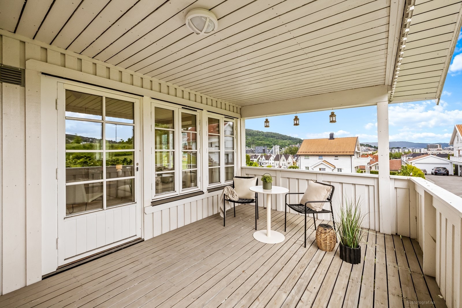Takoverbygd terrassen med utgang fra stue har god plass til sittegruppe. Galleribilde