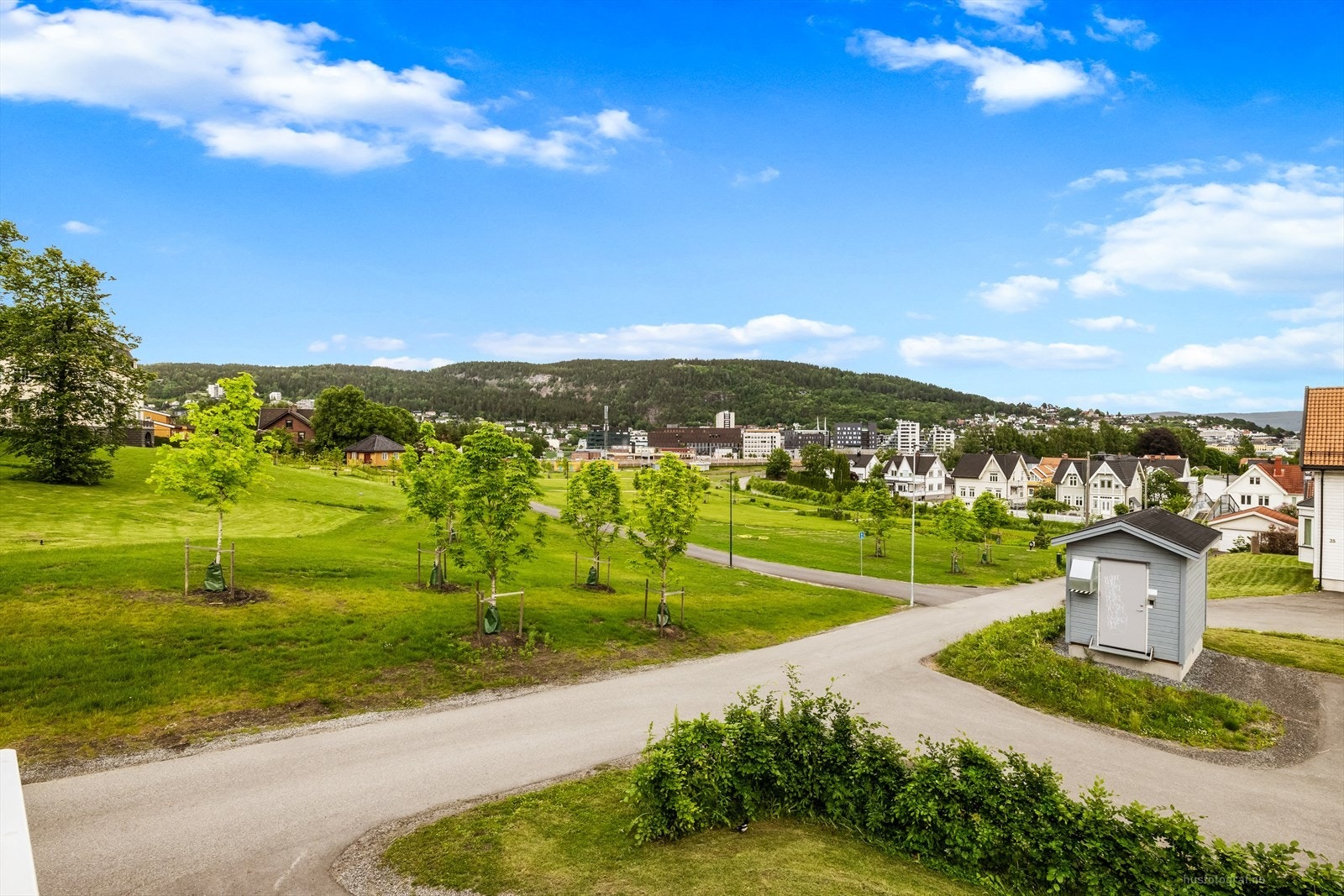 Boligen ligger i et rolig og veletablert boligområde med nærhet til ny flott park og Smithestrøm gård. Galleribilde