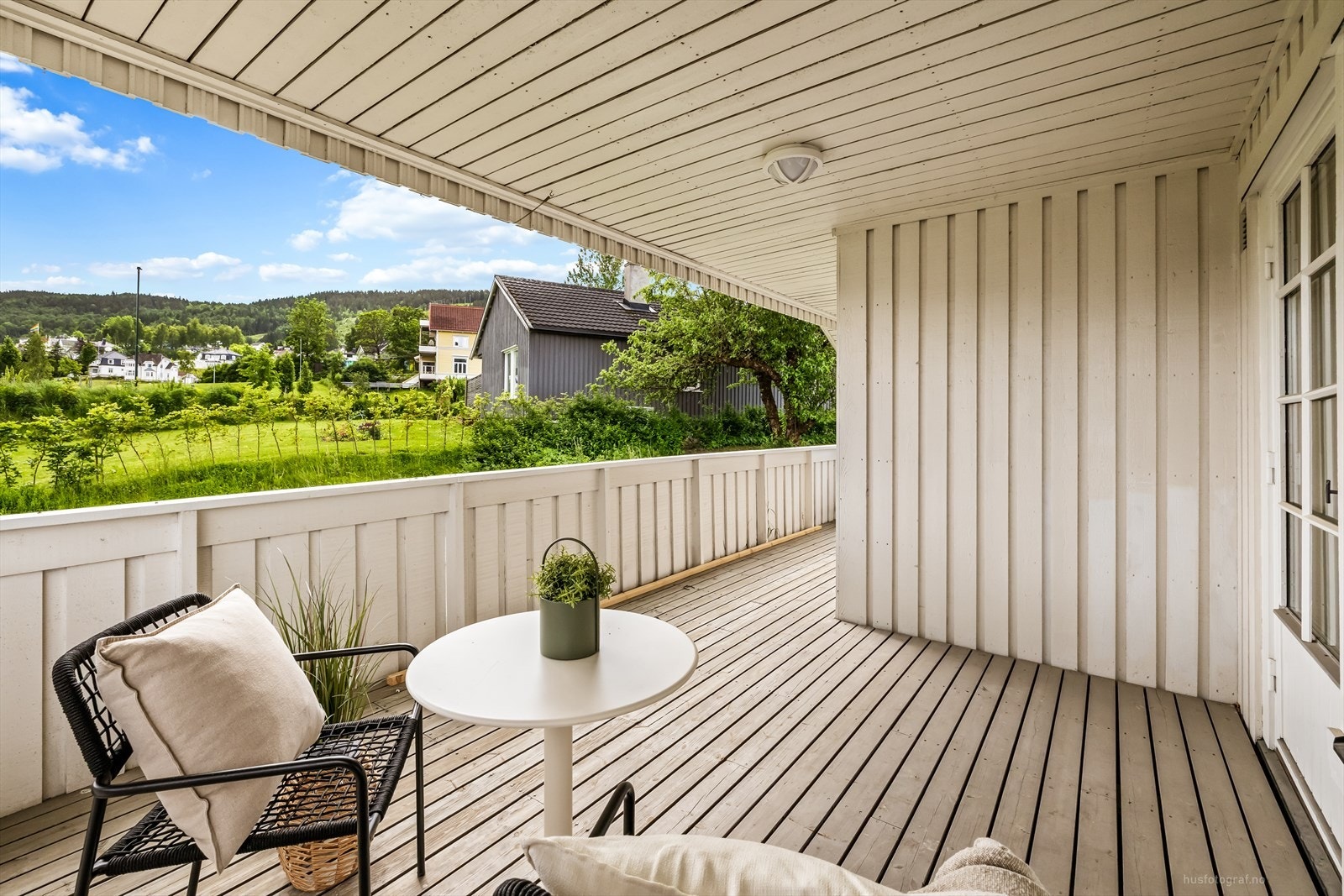 Fra stuen i hoveddelen er det utgang til en romslig og takoverbygd terrasse på cirka 18 m². Galleribilde