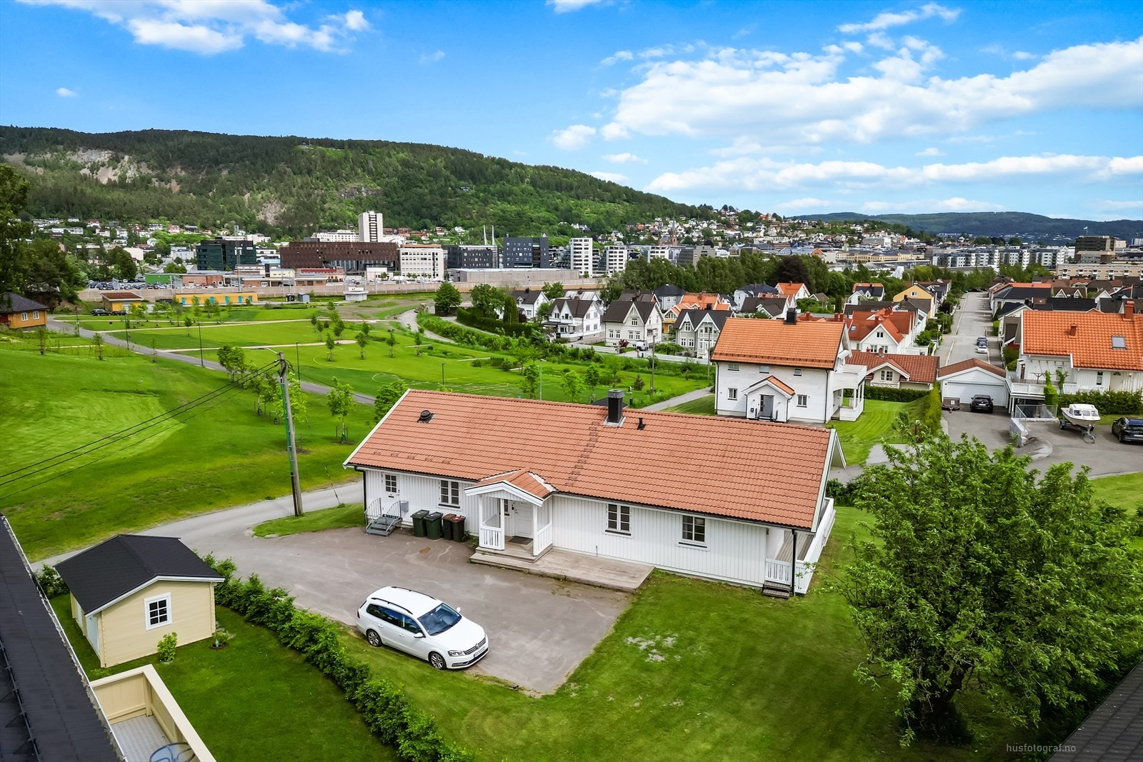 Eiendommen har en attraktiv beliggenhet rett ved en stor balløkke og parkområde. Galleribilde