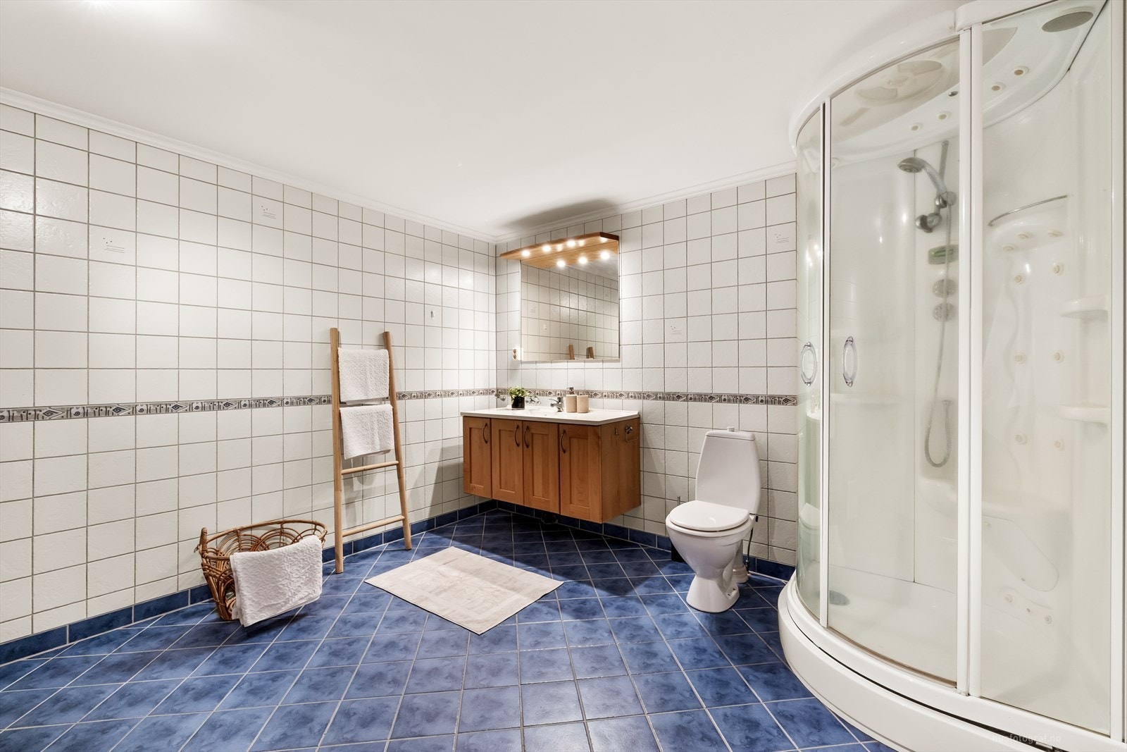 Badet i utleiedelen er utstyrt med dusjkabinett, servant med underskap, klosett og har gulvvarme. Galleribilde