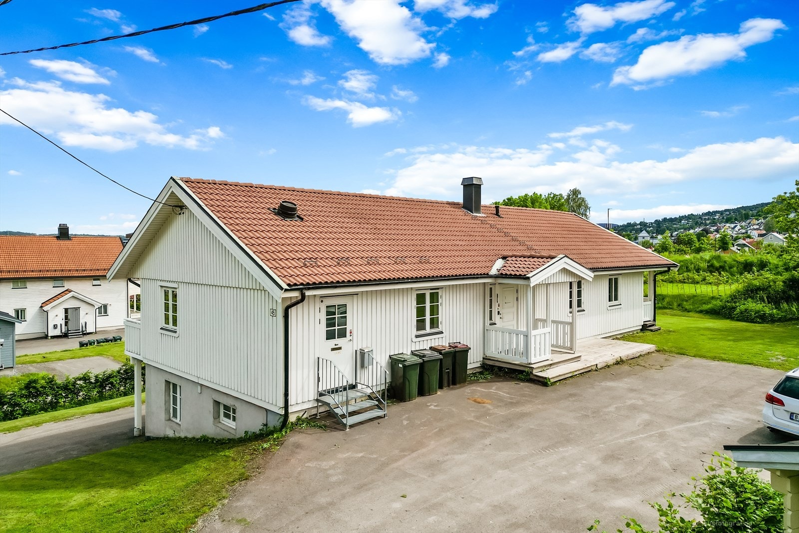 Hovedinngangen har en delvis takoverbygget terrasseplatting på cirka 12 m². Galleribilde
