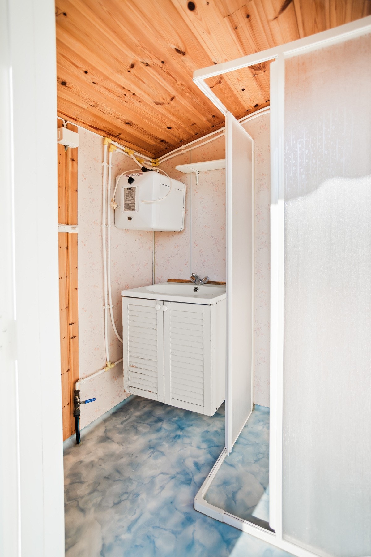 Badet er utstyrt med opplegg for vaskemaskin samt et baderom med dusjkabinett og vask. Galleribilde