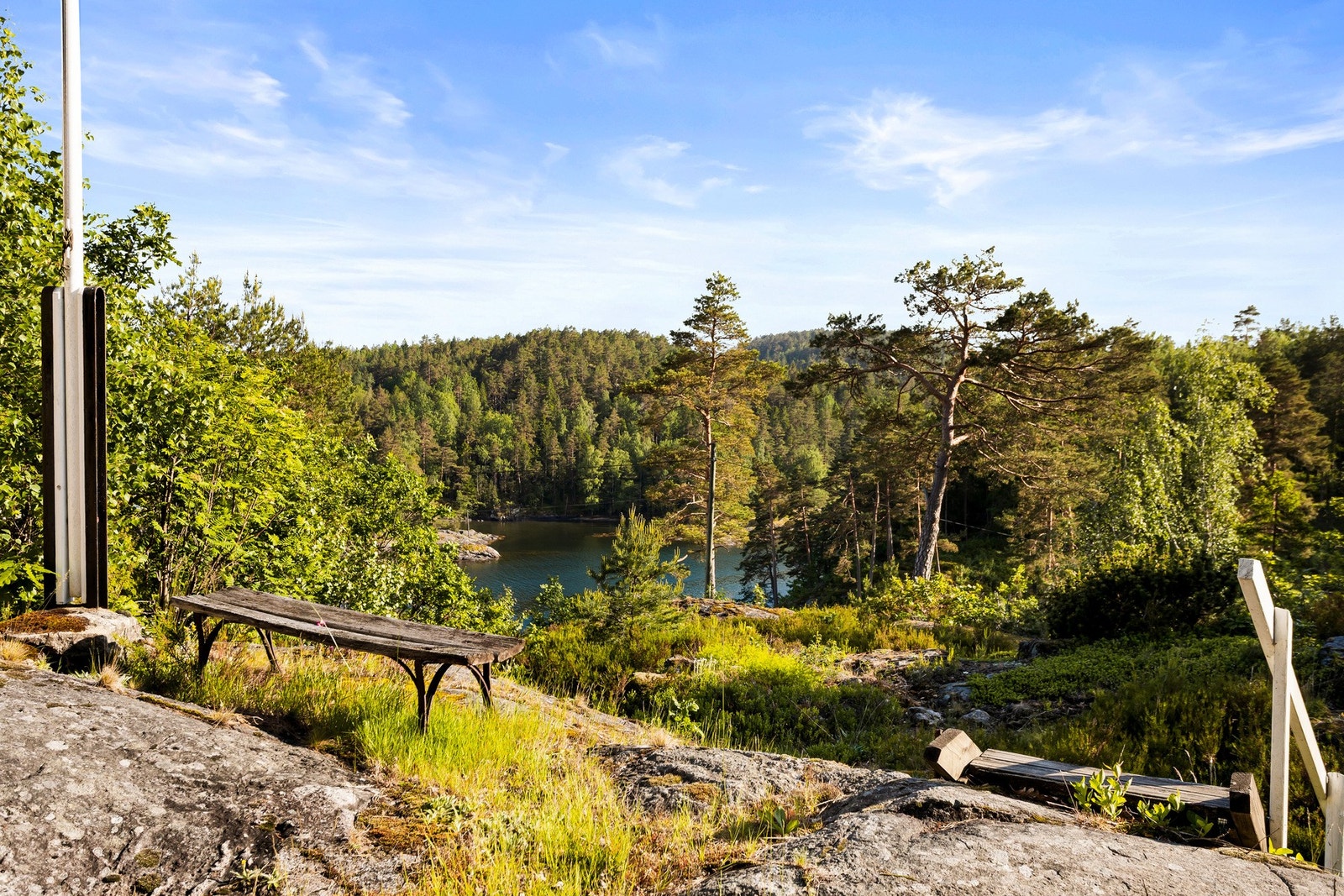 Rundt deler av hytta finner du en romslig terrasse med gode solforhold og plass til både avslapning og sosiale sammenkomster. Galleribilde