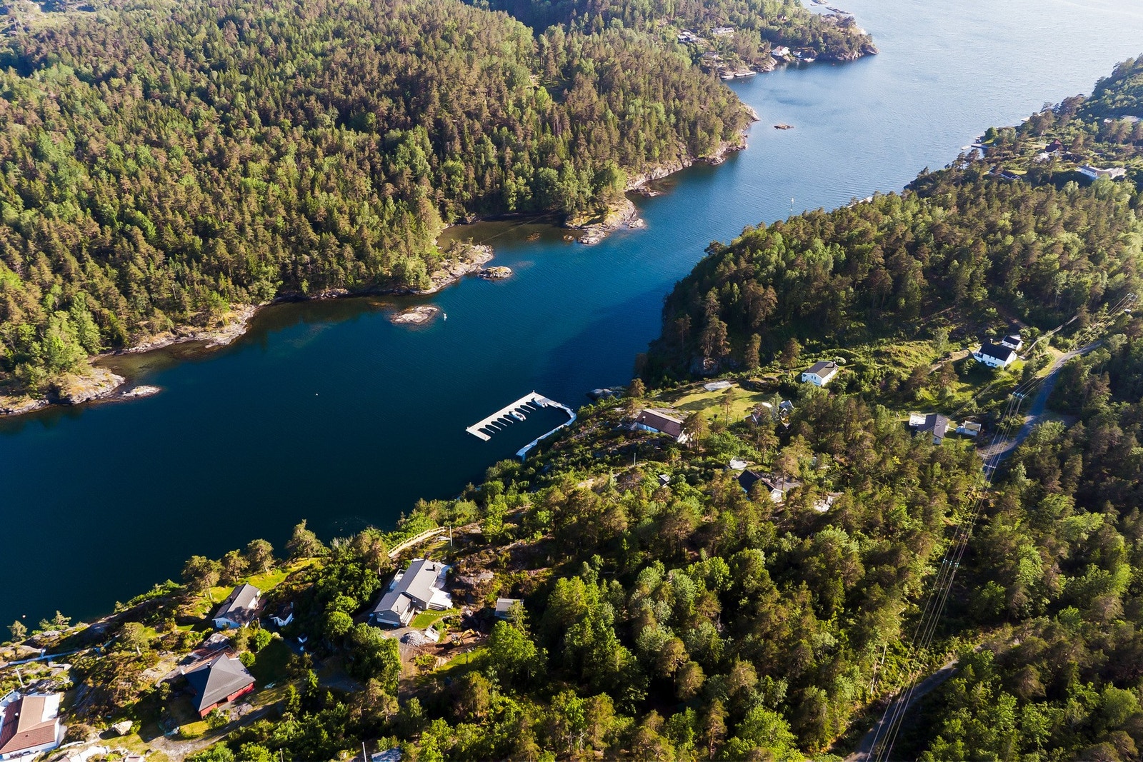 Langøy er en av de større øyene i den indre delen av Kragerøskjærgården, kjent for sitt kuperte terreng, skogkledde partier, lune viker og glatte svaberg mot sjøen. Galleribilde