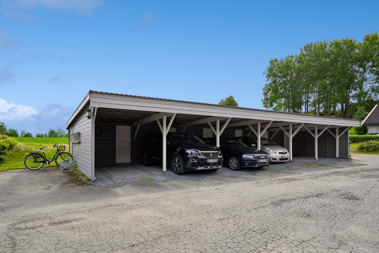 Leiligheten disponerer parkering i carport. Galleribilde