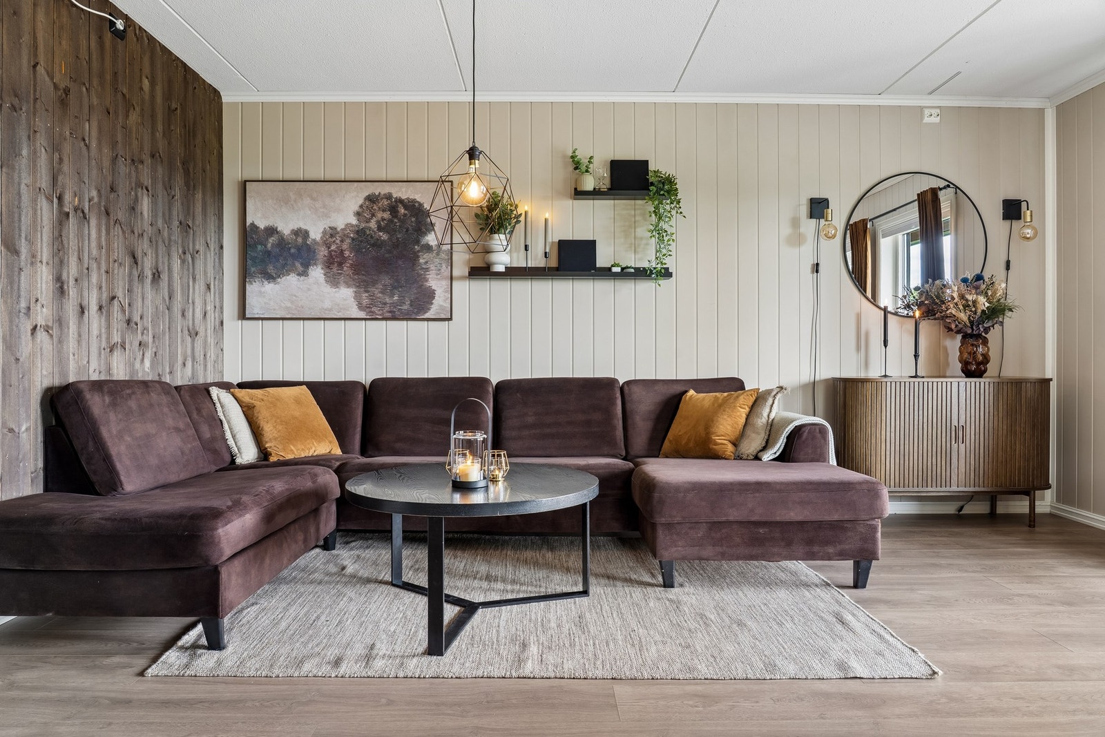 Stuen har god plass til sofagruppe og annet ønsket møblering. Galleribilde