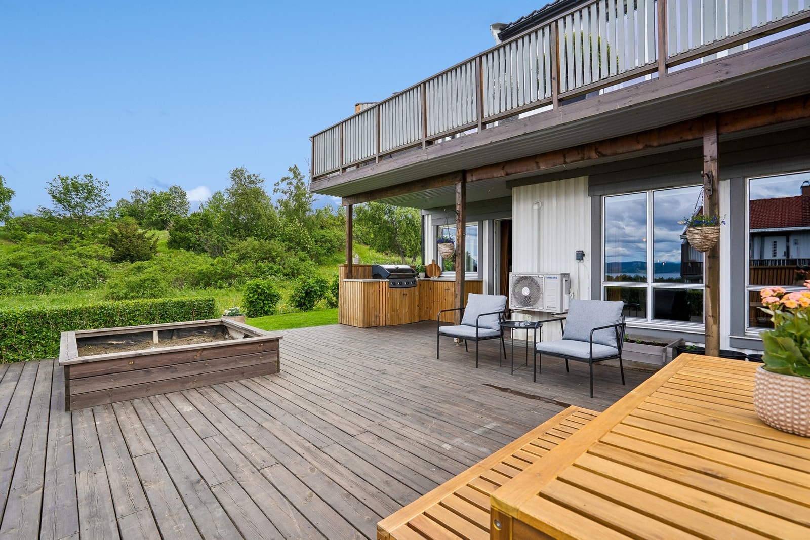 Romslig og solrik terrasse med mye plass. Galleribilde