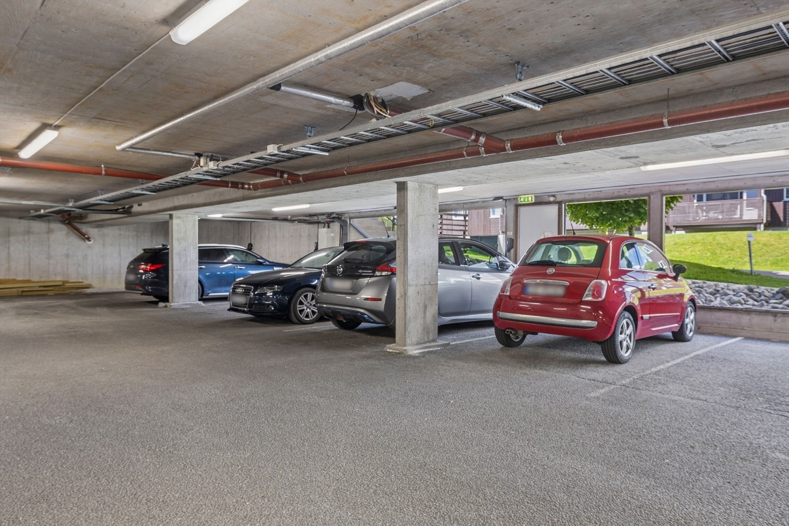 Leiligheten disponerer en fast garasjeplass med montert elbillader. Galleribilde