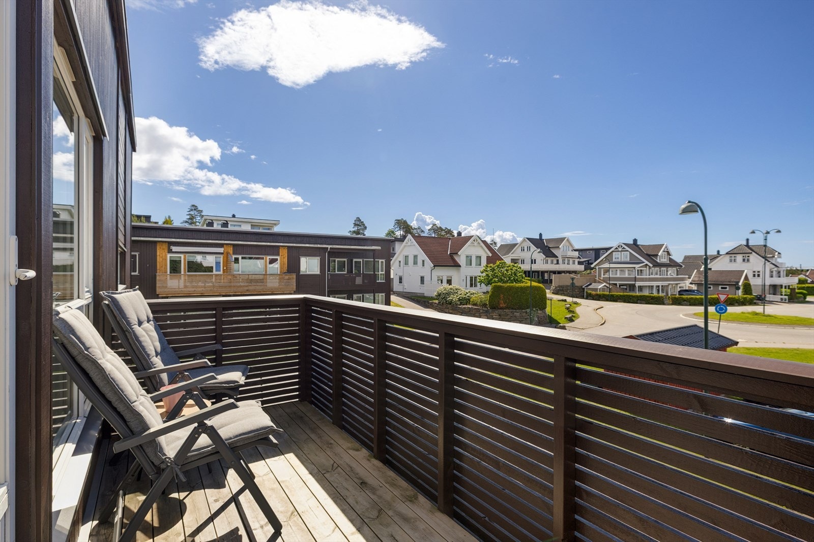 Balkongen ble skiftet i 2023 og har god plass til en sittegruppe. Galleribilde