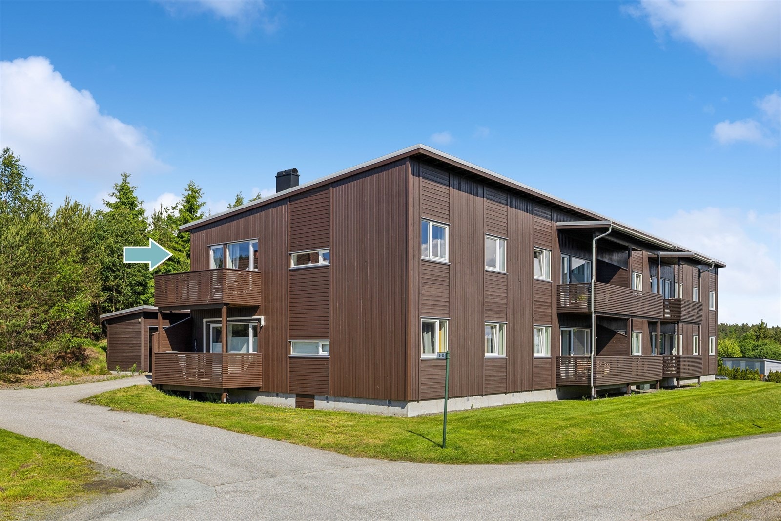Leiligheten ligger i byggets øverste etasje på enden, med parkering i felles garasje, to soverom og god bodplass i to boder. Galleribilde