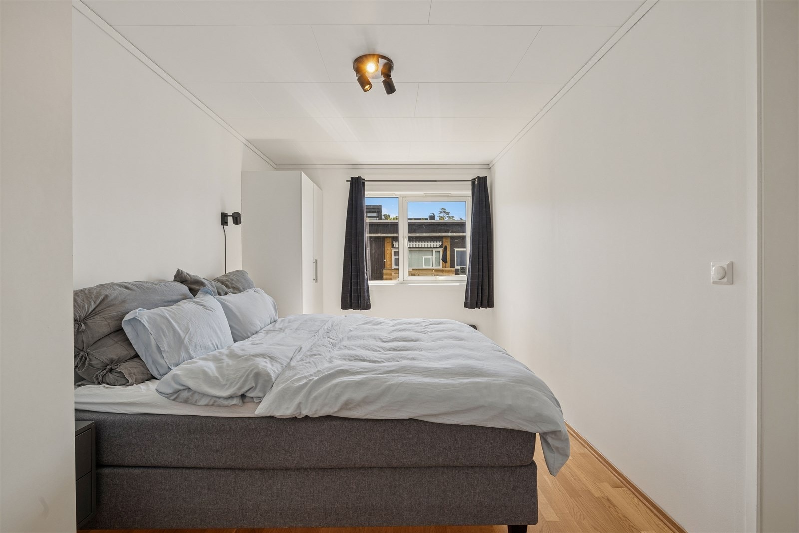 Vinduer med 2-lags glass fra byggeåret slipper inn godt med dagslys. Galleribilde