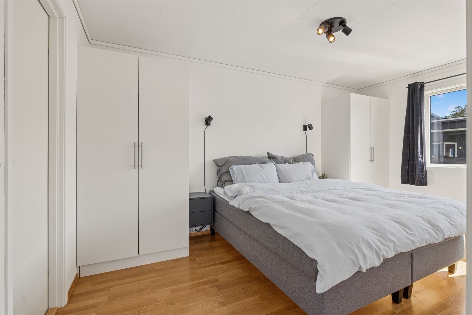 Hovedsoverommet har god plass til dobbeltseng og garderobeskap. Galleribilde