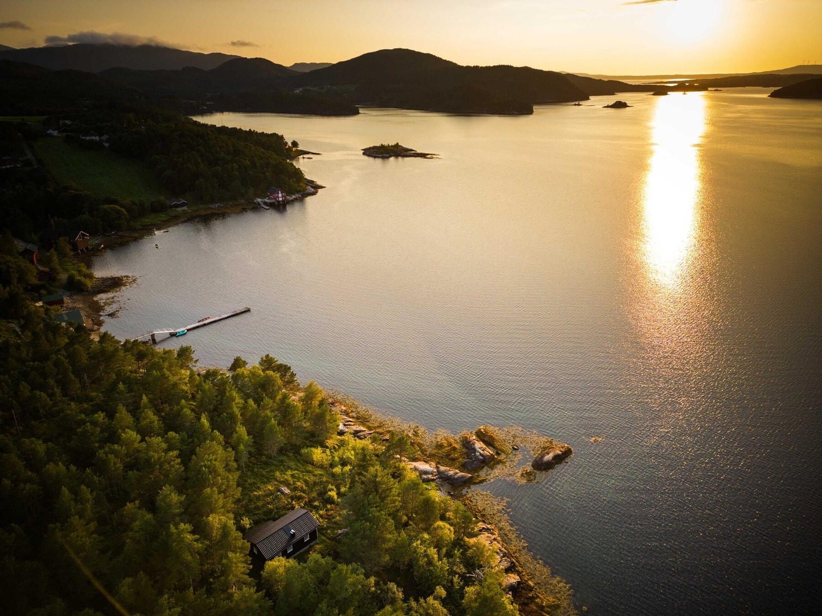 Fra eiendommen har man fantastisk utsikt mot sjøen. Galleribilde