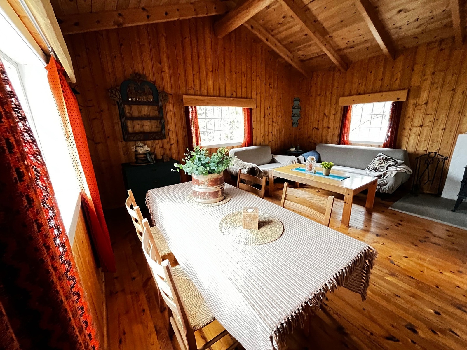 På stuen er det god plass til ei sofagruppe og ei spisegruppe Galleribilde