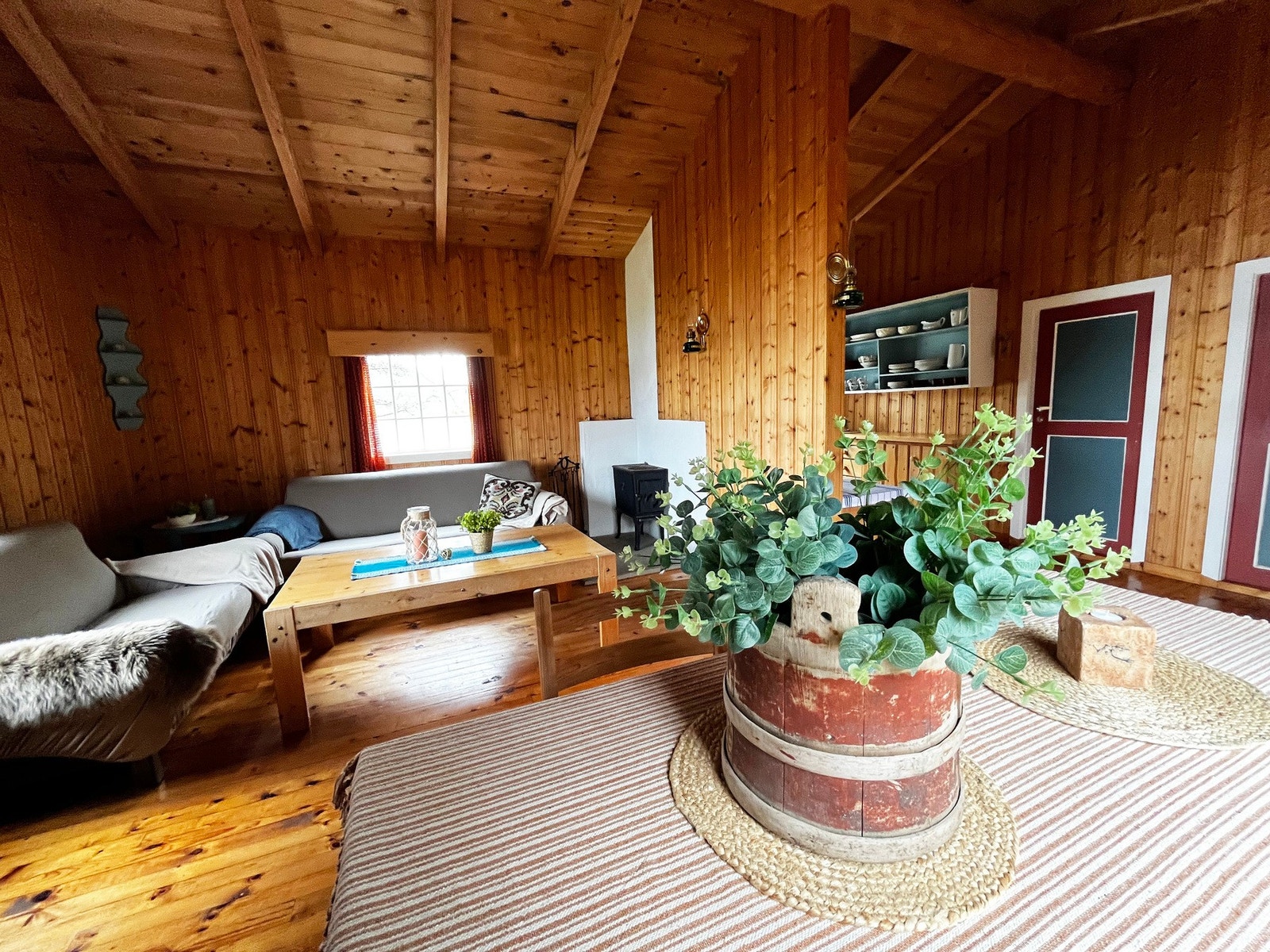 I hytta har du ei romslig stue med utsikt mot sjøen. Galleribilde